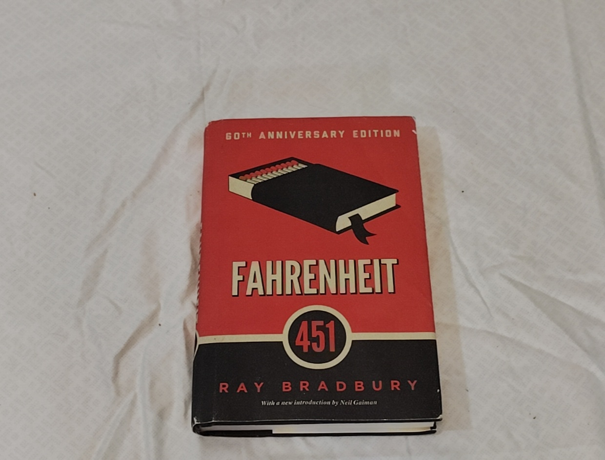 Fahrenheit 451 – Ray Bradbury (hardback)