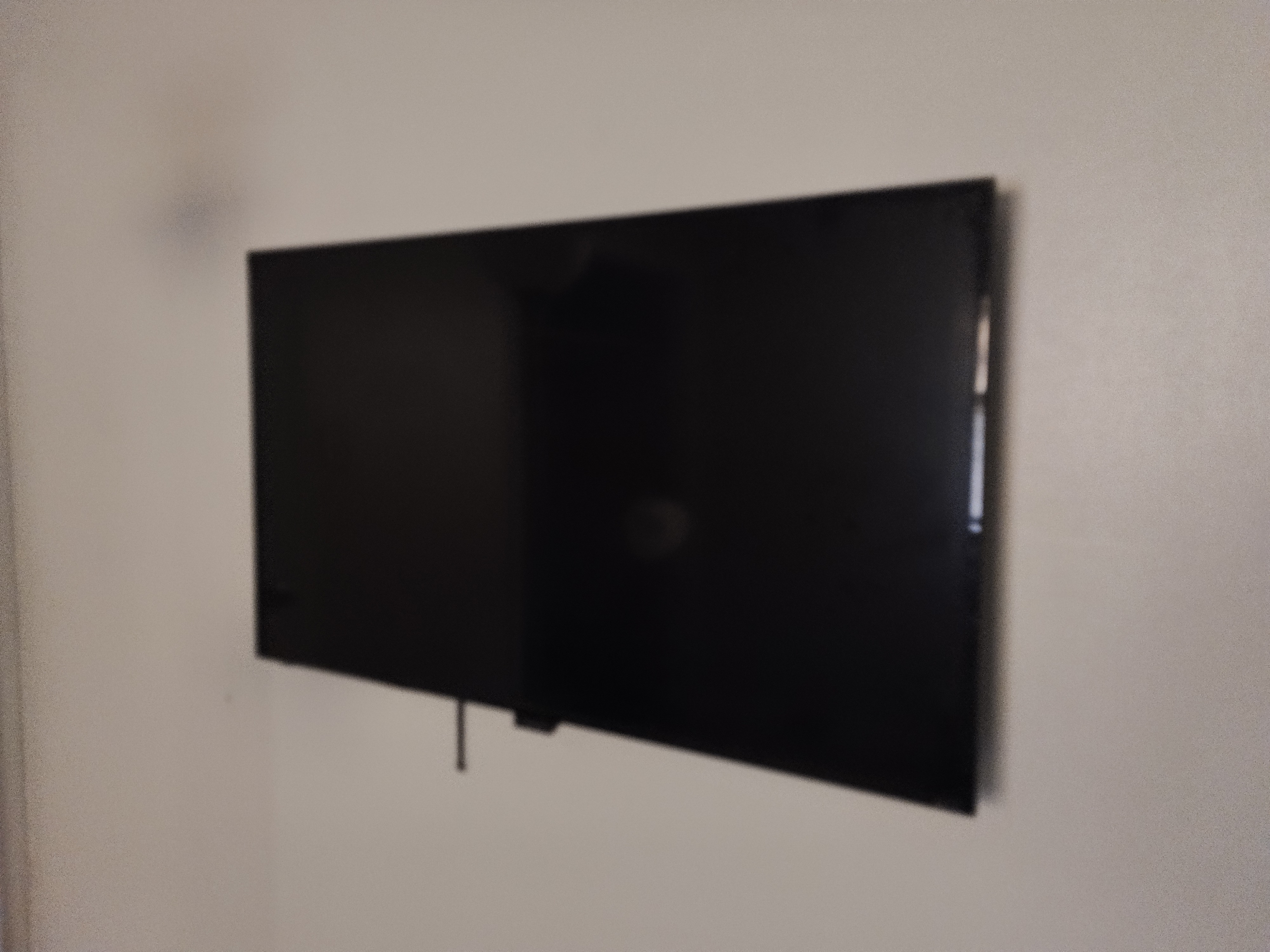 Roku Smart TV (No Remote) w/ Wall Mount