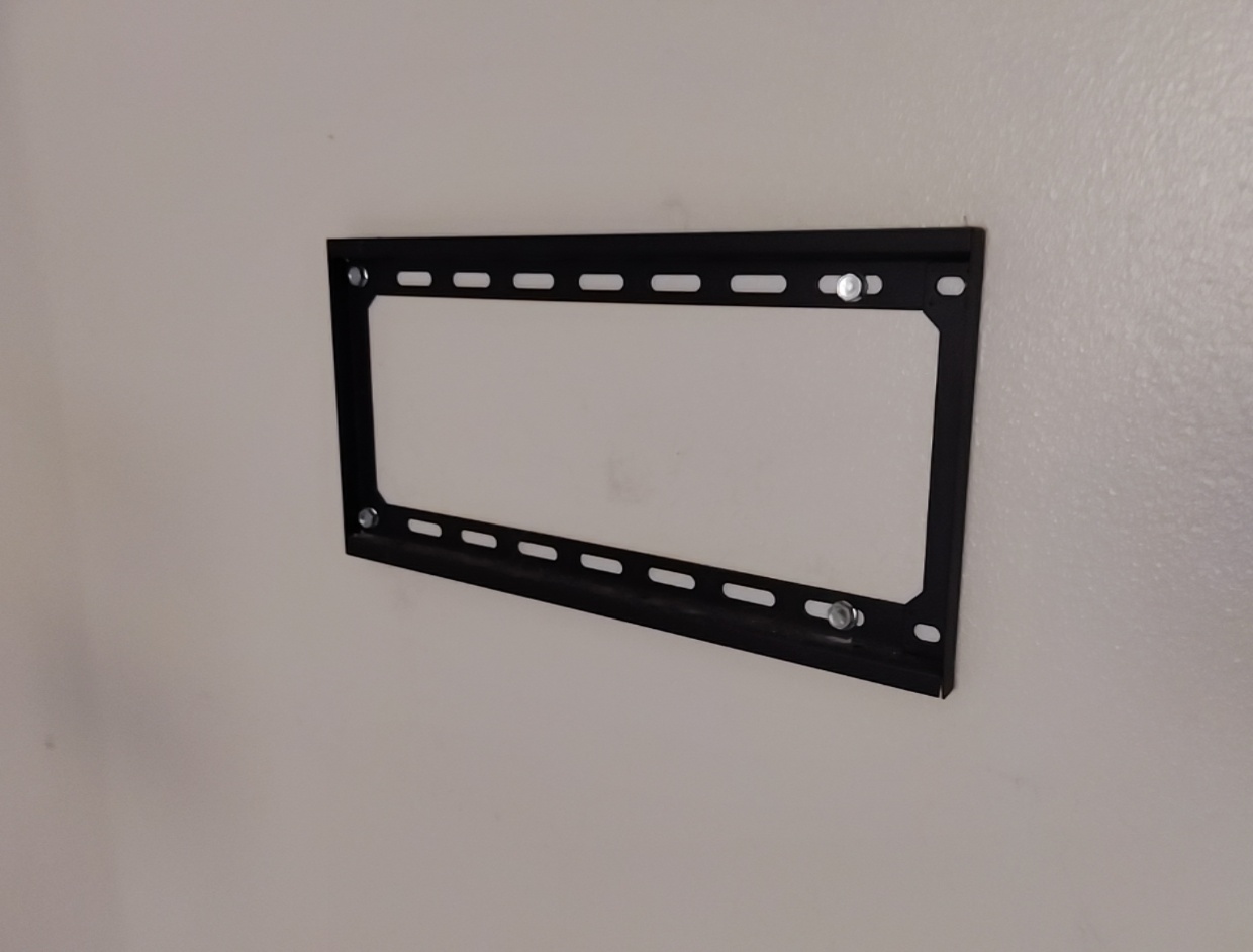 Roku Smart TV (No Remote) w/ Wall Mount